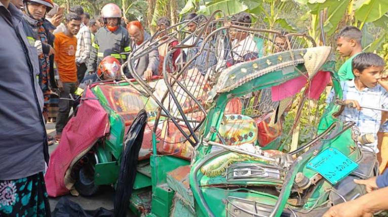 শেরপুরে বাসচাপায় সিএনজি অটোরিকশার ৬ জন নিহত