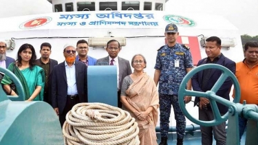 সামুদ্রিক গবেষণায় ব্যবহৃত জাহাজ পরিদর্শনে মৎস্য উপদেষ্টা