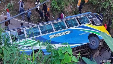 হঠাৎ রাস্তার মাঝখানে উল্টে গেল পর্যটকবাহী বাস, আহত ২০