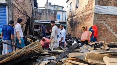 পিরোজপুরে অগ্নিকাণ্ডে ৮ টি দোকান ভষ্মীভূত