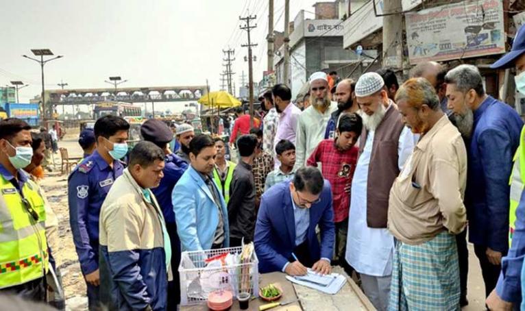 সোনারগাঁয়ে ফল দোকানসহ অবৈধ স্থাপনা উচ্ছেদ অভিযান