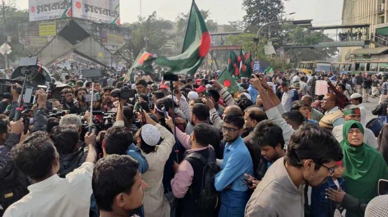 বিডিআর জওয়ানদের মুক্তির দাবিতে শাহবাগ মোড় অবরোধ