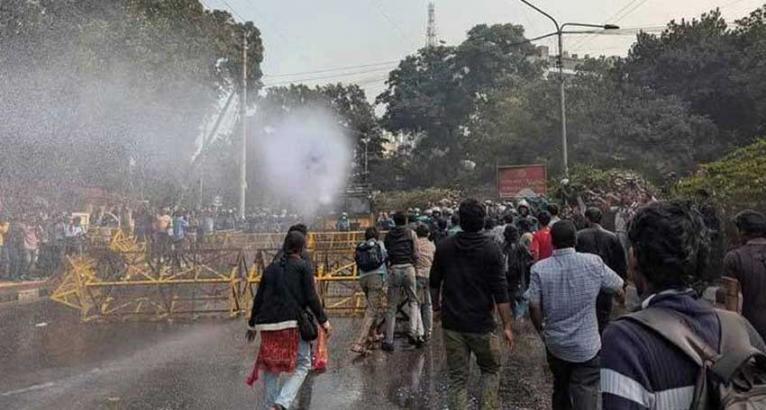 স্বরাষ্ট্র মন্ত্রণালয় অভিমুখে শিক্ষার্থীদের প্রতিবাদ মিছিল, পুলিশের লাঠিচার্জ