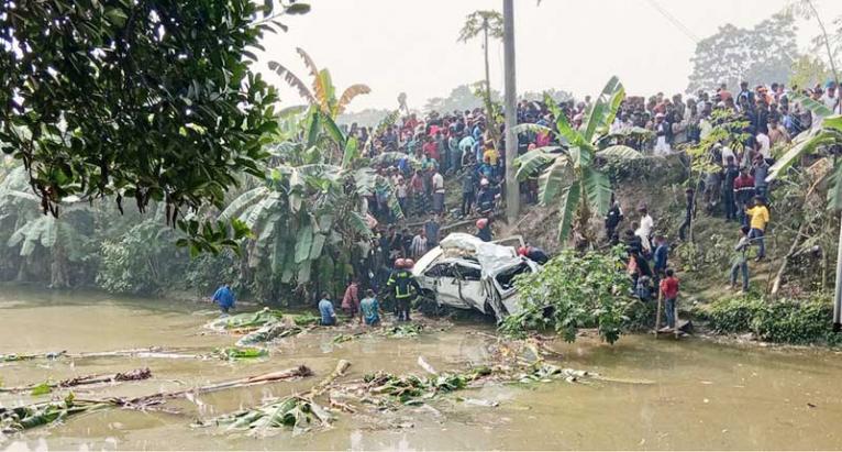 ফরিদপুরে মাইক্রোবাসে ট্রেনের ধাক্কা, নিহত ৫