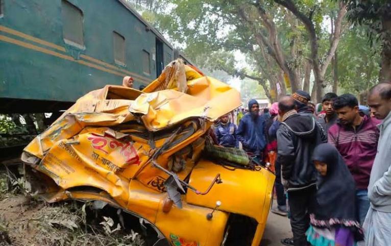 জামালপুরে গেট কিপারের অবহেলায় ভয়াবহ ট্রেন ট্রাকের সংঘর্ষ, আহত- ৩