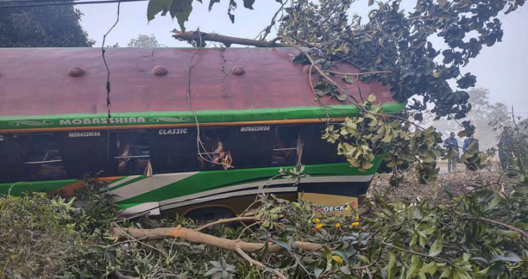 সরকারি তোলারাম কলেজের আনন্দ ভ্রমণের বাস খাদে পড়ে নিহত ১