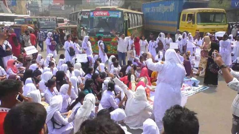 নারায়ণগঞ্জে ক্লাস বর্জন করে আবারও শিক্ষার্থীদের বিক্ষোভ