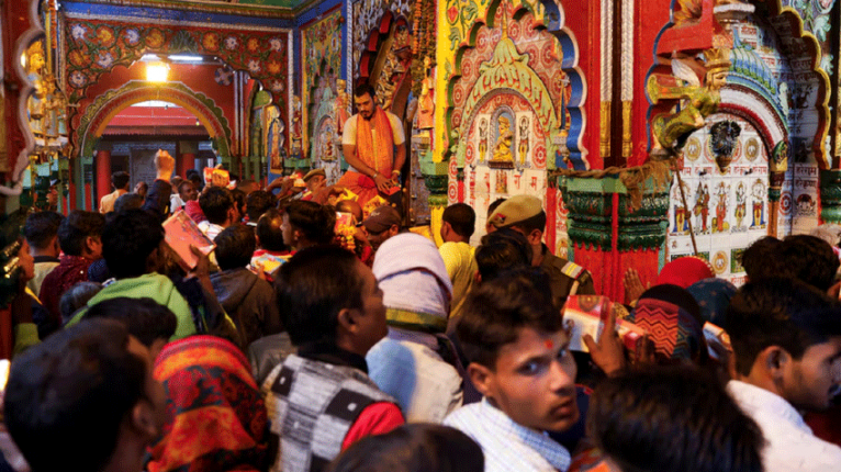 যুক্তরাষ্ট্রের ভিসার জন্য প্রার্থনা করতে মন্দিরে ভিড় ভারতীয়দের!