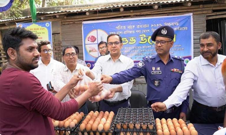 চুয়াডাঙ্গায় সুলভ মূল্যে গরুর মাংস, মুরগি ও ডিম বিক্রি