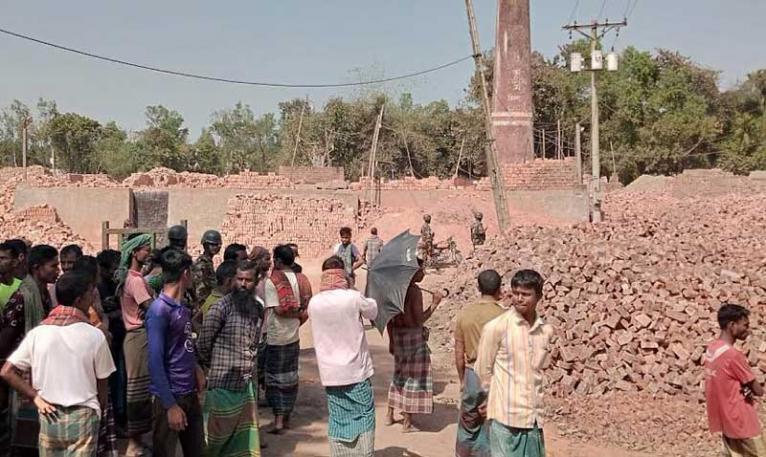 জামালপুরে গুঁড়িয়ে দেয়া হলো অবৈধ ইটভাটা, জরিমানা পাঁচ লাখ টাকা