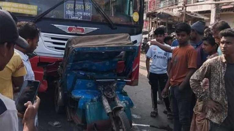 চট্টগ্রামে বাসের ধাক্কায় স্কুল শিক্ষার্থী ভাই-বোনসহ ৩ জনের মৃত্যু