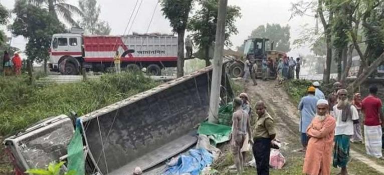 সিরাজগঞ্জে ট্রাক-মাইক্রোবাস সংঘর্ষে ২ জন নিহত