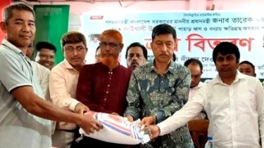 রাঙ্গামাটিতে পাহাড় ধস ও বন্যায় ক্ষতিগ্রস্থদের মধ্যে ত্রাণ বিতরণ