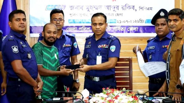 রাঙামাটি হারানো ৪৭টি মুঠোফোন উদ্ধার করে মালিকদের ফিরিয়ে দিল পুলিশ