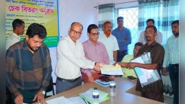 নেত্রকোণায় প্রান্তিক পেশাজীবীদের মাঝে চেক ও সনদপত্র প্রদান