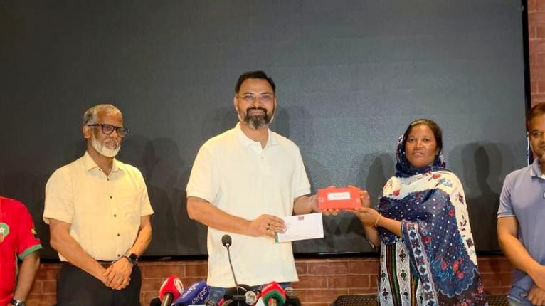 নতুন কুঁড়ির চ্যাম্পিয়ন কিসকুর মাকে আর্থিক সহযোগিতা ও চাকরির আশ্বাস দিলেন যুব ও ক্রীড়া প্রতিমন্ত্রী