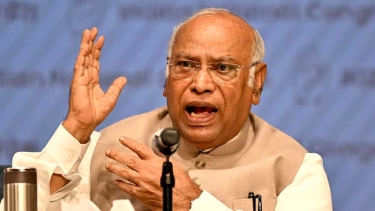 শিক্ষামন্ত্রীর পদত্যাগ ছাড়া সংসদে আলোচনা সম্ভব নয়: মল্লিকার্জুন খাড়গে