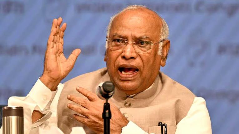 শিক্ষামন্ত্রীর পদত্যাগ ছাড়া সংসদে আলোচনা সম্ভব নয়: মল্লিকার্জুন খাড়গে
