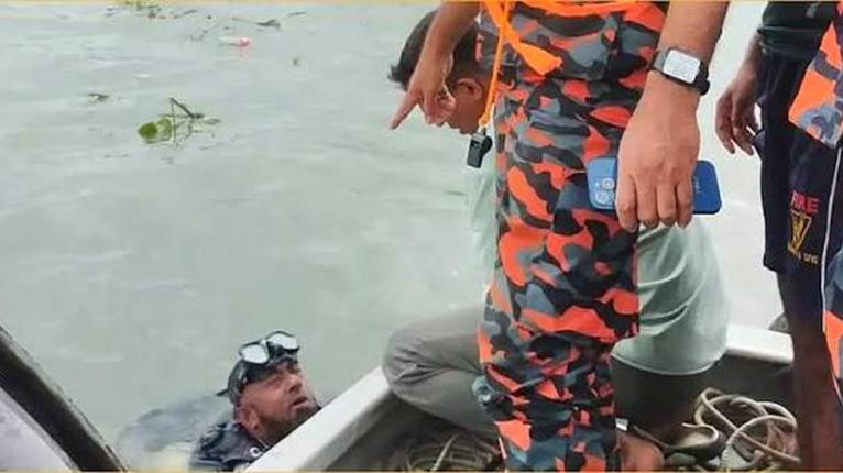 সদরঘাটে লঞ্চের ধাক্কায় ট্রলারডুবি, নিখোঁজ ২