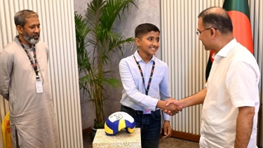 প্রধানমন্ত্রীর সঙ্গে ভুবন ভোলানো হাসিতে মন জয় করা তাহসিনের সাক্ষাৎ