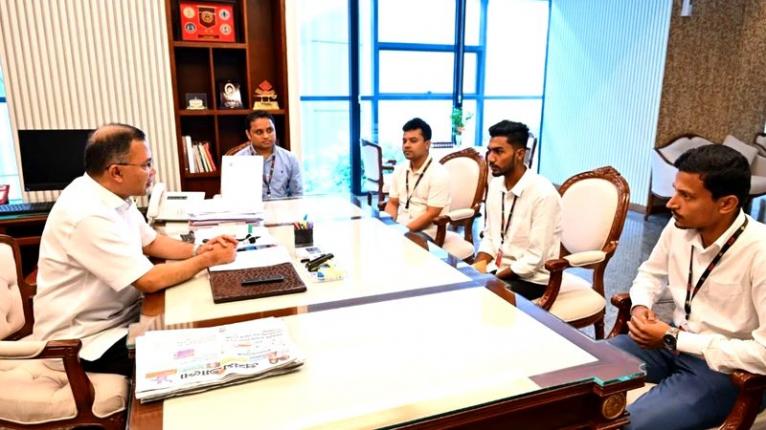 প্রধানমন্ত্রীর সঙ্গে অকুতোভয় জুলাই যোদ্ধা আজিজুর রহমানের সাক্ষাৎ