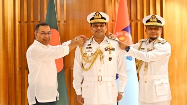 নবনিযুক্ত নৌপ্রধানকে র‌্যাঙ্ক ব্যাজ পরিয়ে দেন প্রধানমন্ত্রী