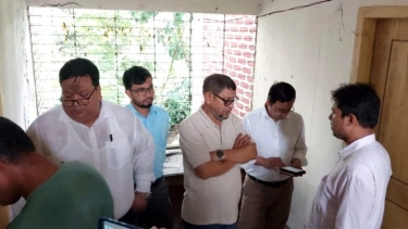 সরকারি হাসপাতালের বাথরুমেও ওষুধ পড়ে থাকতে দেখে ক্ষোভ ঝাড়লেন মন্ত্রী