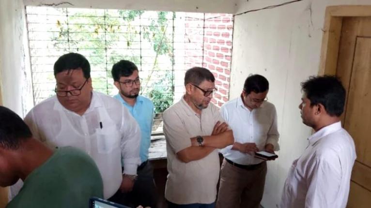 সরকারি হাসপাতালের বাথরুমেও ওষুধ পড়ে থাকতে দেখে ক্ষোভ ঝাড়লেন মন্ত্রী
