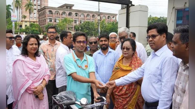বরিশাল সিটি করপোরেশনের লাইটম্যানদের মাঝে সাইকেল ও রেইনকোট বিতরণ