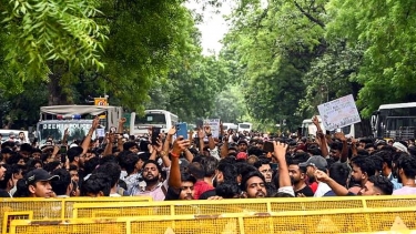 ককরোচ জনতা পার্টির সংসদ অভিমুখী মার্চে পুলিশের লাঠিপেটা