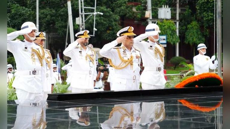 শিখা অনির্বাণে শ্রদ্ধা নিবেদন করলেন নবনিযুক্ত নৌবাহিনী প্রধান