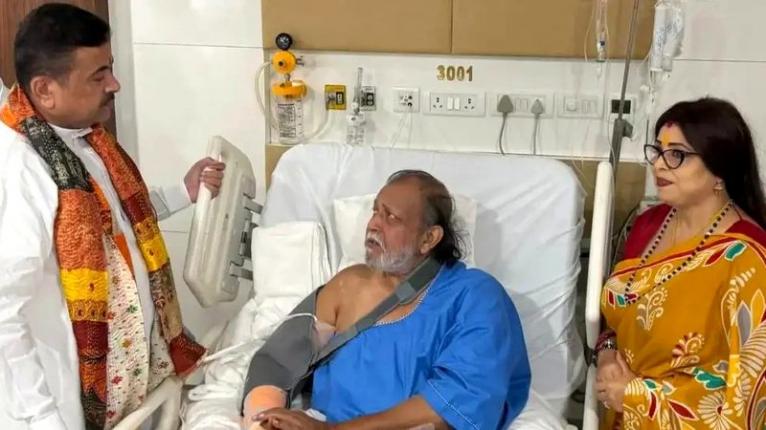 মিঠুন চক্রবর্তীকে দেখতে হাসপাতালে শুভেন্দু