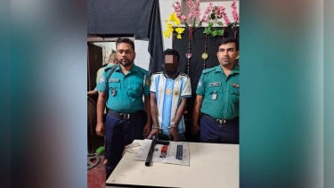 খুলনায় অস্ত্র ও গুলিসহ সন্ত্রাসী ভেলু গ্রেপ্তার