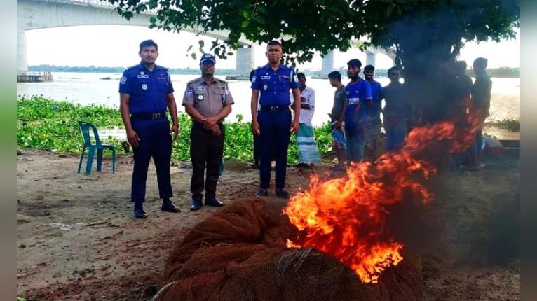 পিরোজপুরে অবৈধ বেহুন্দি জাল পুড়িয়ে ধংস