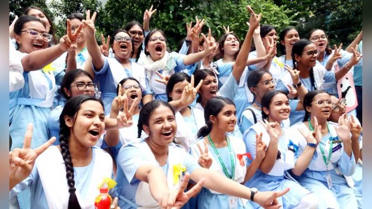 এসএসসি ও সমমানের পরীক্ষায় জিপিএ-৫ প্রাপ্তিতে এগিয়ে মেয়েরা