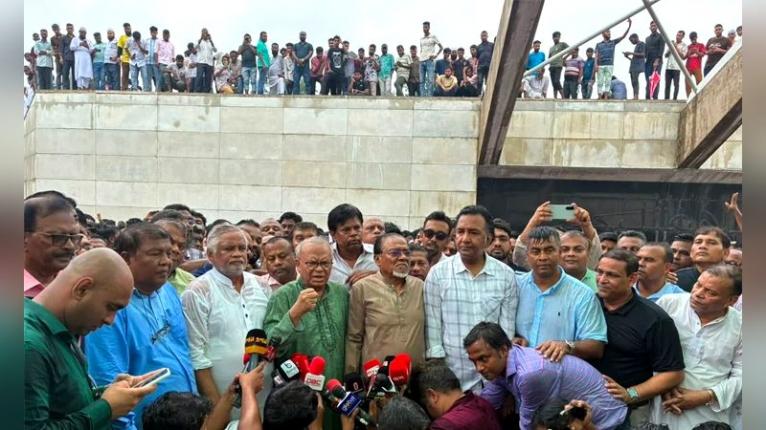 জিয়াউর রহমান ও খালেদা জিয়ার সমাধিতে বিএনপির স্থায়ী কমিটির নতুন চার সদস্যের শ্রদ্ধা