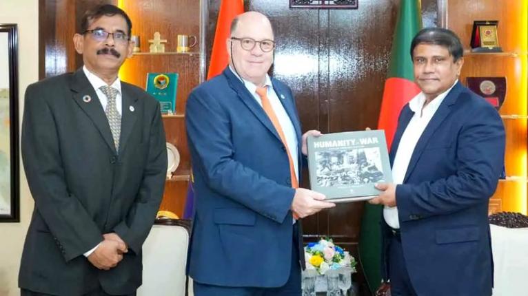 আন্তর্জাতিক মানবিক আইন সম্পর্কে সচেতনতা বাড়ানোর তাগিদ প্রতিরক্ষা উপদেষ্টার