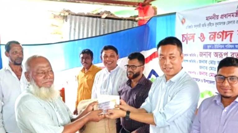 সুনামগঞ্জে ক্ষতিগ্রস্ত কৃষকদের মাঝে নগদ অর্থ ও চাল বিতরণ