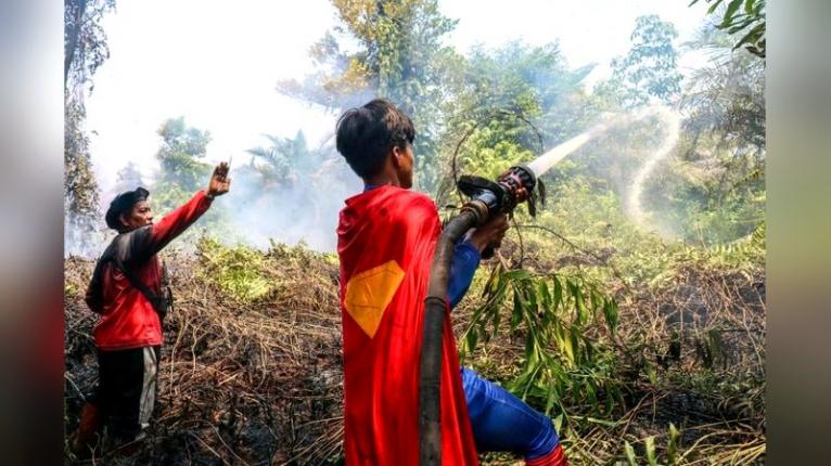 ‘মনোবল ধরে রাখুন’: ইন্দোনেশিয়ার দাবানল নেভাতে কিশোর ‘সুপারম্যান’