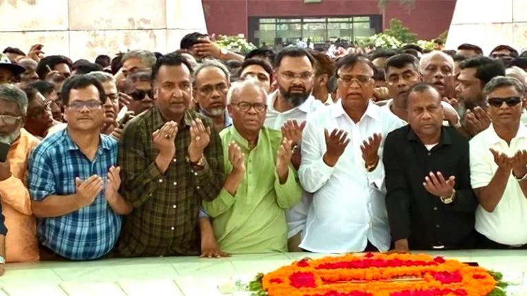 জিয়াউর রহমান ও বেগম খালেদা জিয়ার কবরে রিজভীর শ্রদ্ধা নিবেদন