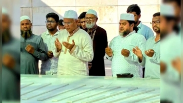 বেগম খালেদা জিয়ার সমাধিতে সমাজকল্যাণমন্ত্রীর শ্রদ্ধা