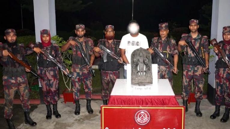 দিনাজপুরে যৌথ বাহিনীর অভিযানে কষ্টি পাথরের মুর্তি উদ্ধার