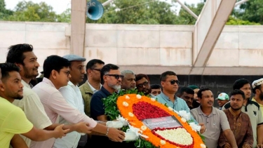 বেগম খালেদা জিয়ার সমাধিতে ডিএনসিসি প্রশাসকের শ্রদ্ধা