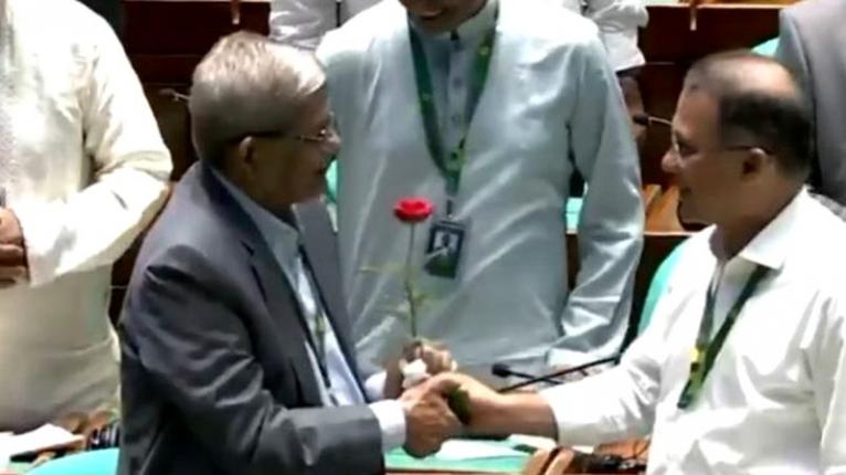 নতুন রাষ্ট্রপতিকে লাল গোলাপের শুভেচ্ছা জানালেন প্রধানমন্ত্রী