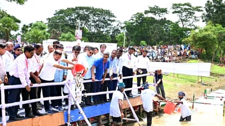 ব্রহ্মপুত্র নদে মাছের পোনা অবমুক্ত করলেন প্রধানমন্ত্রী