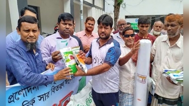 মেহেরপুরে কৃষকদের মধ্যে পেঁয়াজ বীজ ও সার বিতরণ