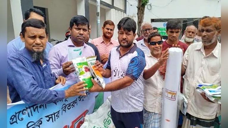 মেহেরপুরে কৃষকদের মধ্যে পেঁয়াজ বীজ ও সার বিতরণ