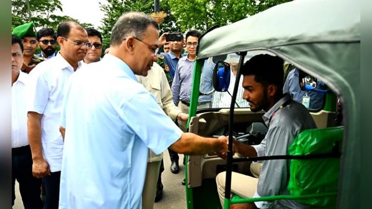 জুলাই যোদ্ধাসহ ৩ জনকে রিকশা উপহার প্রধানমন্ত্রীর