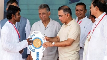 বাঁশখালীতে বন্যায় ক্ষতিগ্রস্তদের হাতে ঘরের চাবি তুলে দিলেন প্রধানমন্ত্রী