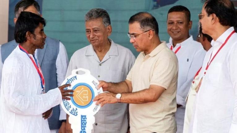 বাঁশখালীতে বন্যায় ক্ষতিগ্রস্তদের হাতে ঘরের চাবি তুলে দিলেন প্রধানমন্ত্রী
